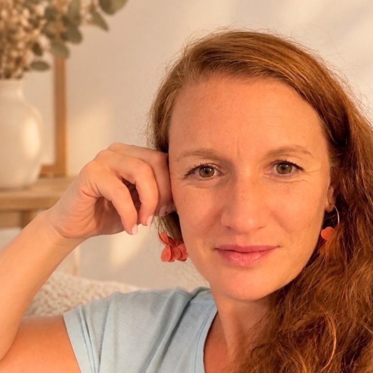 Maman et son nouveau-né en peau à peau après la naissance Marie Leber, audios d'hypnose pour la grossesse et le post-partum