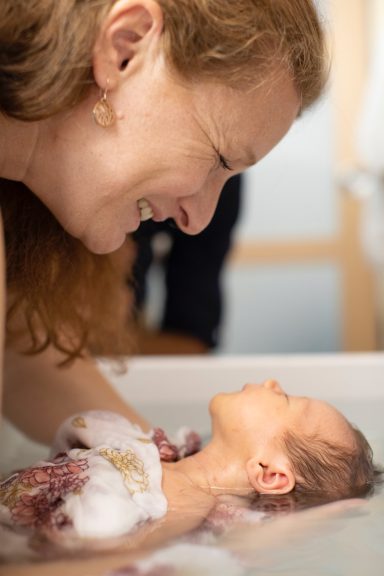 Thérapeutique bain bébé avec Marie Leber